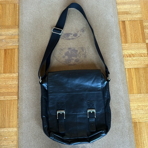 Fossil Brand black leather messenger bag. Open to reasonable offers. - Picture 1 of 10